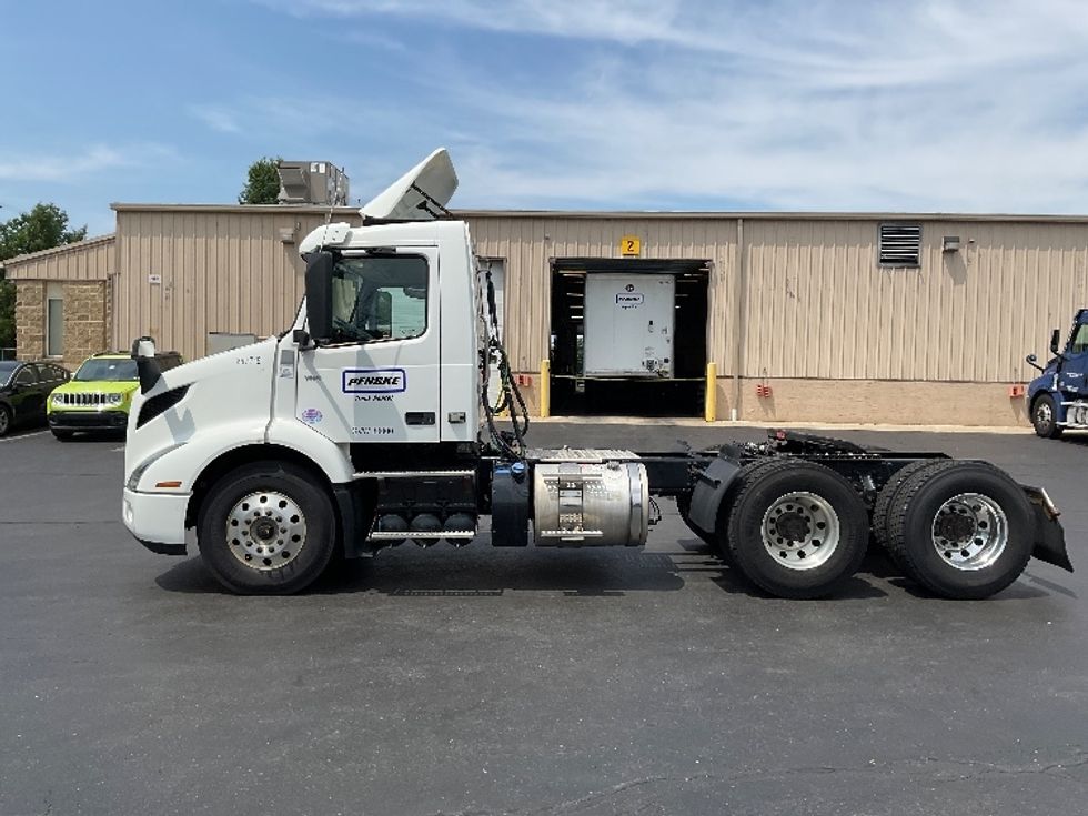 Day Cab Tractor-Heavy Duty Tractors-Volvo-2019-VNR64300-Lancaster-PA-454,614\n\t\tmiles-$ 30,500 - Image 4