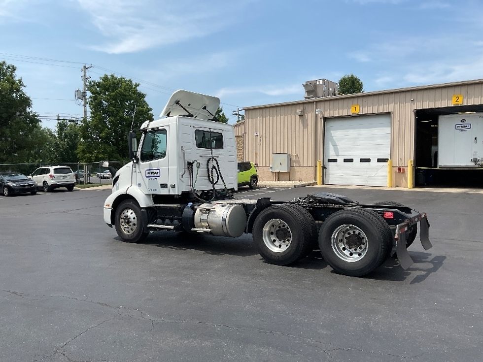 Day Cab Tractor-Heavy Duty Tractors-Volvo-2019-VNR64300-Lancaster-PA-454,614\n\t\tmiles-$ 30,500 - Image 5