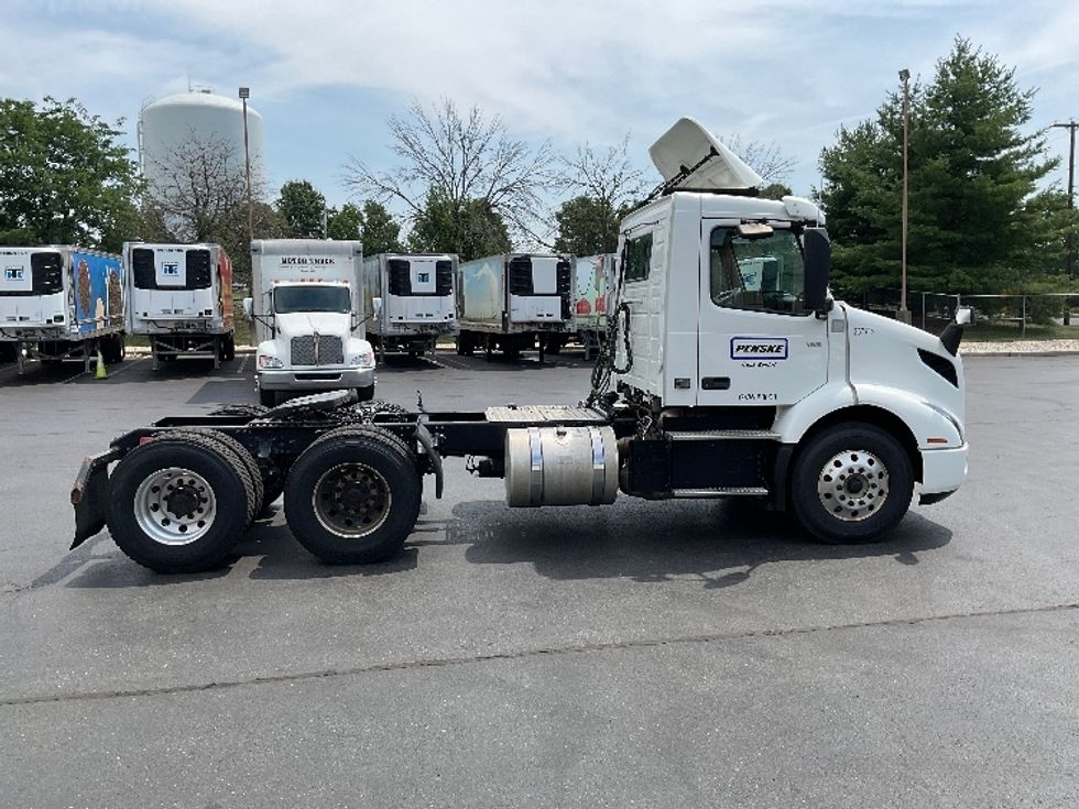 Day Cab Tractor-Heavy Duty Tractors-Volvo-2019-VNR64300-Lancaster-PA-454,614\n\t\tmiles-$ 30,500 - Image 8