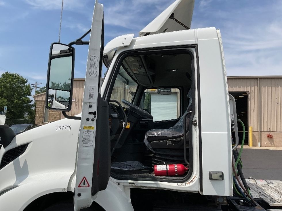 Day Cab Tractor-Heavy Duty Tractors-Volvo-2019-VNR64300-Lancaster-PA-454,614\n\t\tmiles-$ 30,500 - Image 9