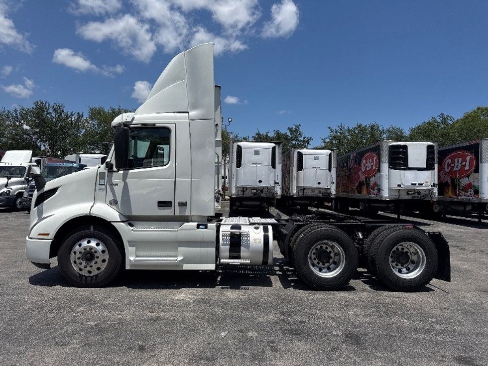 2019 Volvo Truck VNR photo 4