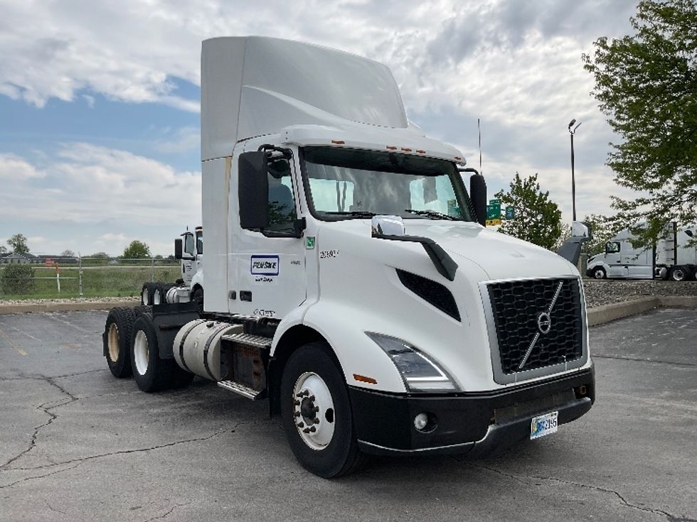 Day Cab Tractor-Heavy Duty Tractors-Volvo-2019-VNR64300-Middlefield-OH-484,108\n\t\tmiles-$ 31,250 - Image 1
