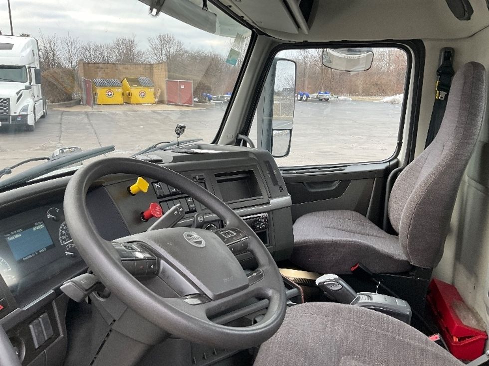 Day Cab Tractor-Heavy Duty Tractors-Volvo-2019-VNR64300-Middlefield-OH-484,108\n\t\tmiles-$ 31,250 - Image 10