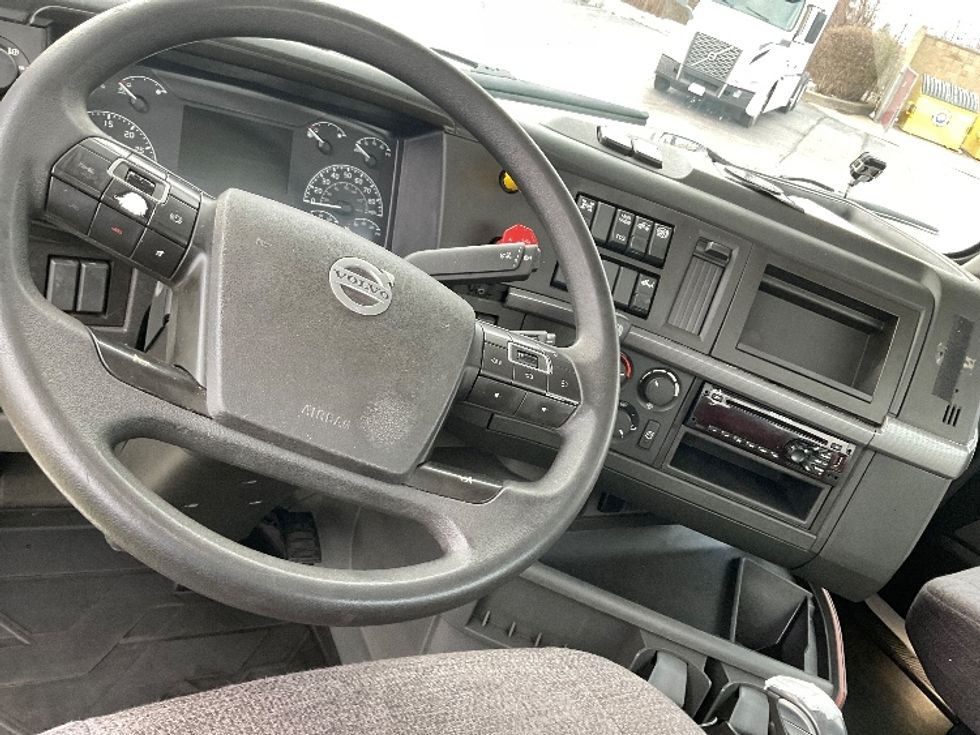 Day Cab Tractor-Heavy Duty Tractors-Volvo-2019-VNR64300-Middlefield-OH-484,108\n\t\tmiles-$ 31,250 - Image 11