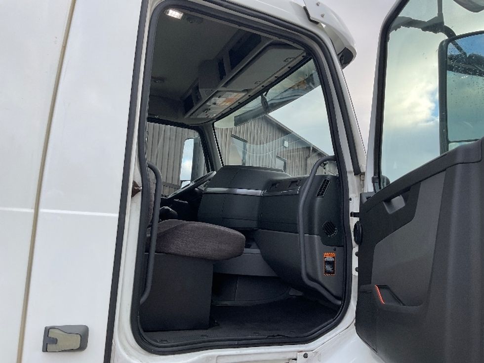 Day Cab Tractor-Heavy Duty Tractors-Volvo-2019-VNR64300-Middlefield-OH-484,108\n\t\tmiles-$ 31,250 - Image 12