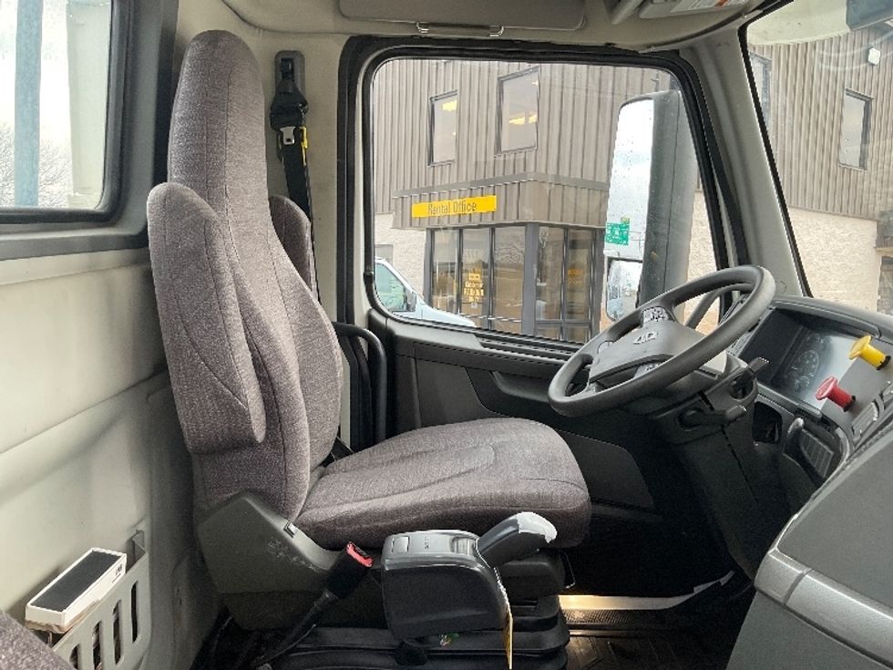 Day Cab Tractor-Heavy Duty Tractors-Volvo-2019-VNR64300-Middlefield-OH-484,108\n\t\tmiles-$ 31,250 - Image 14