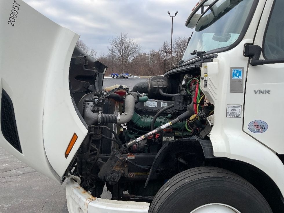 Day Cab Tractor-Heavy Duty Tractors-Volvo-2019-VNR64300-Middlefield-OH-484,108\n\t\tmiles-$ 31,250 - Image 15