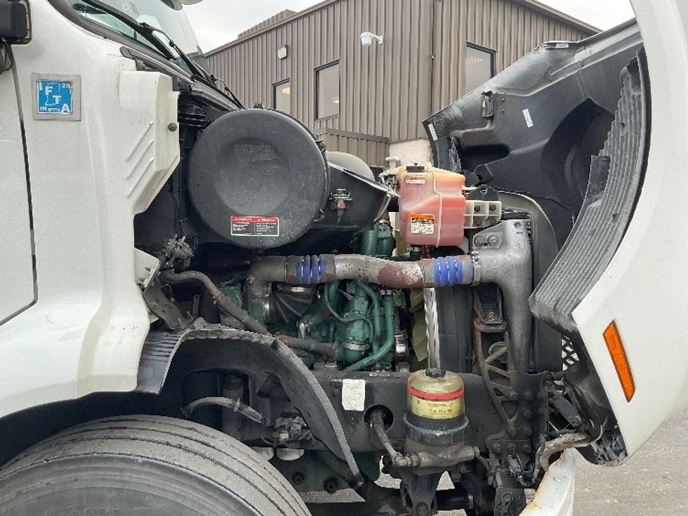 Day Cab Tractor-Heavy Duty Tractors-Volvo-2019-VNR64300-Middlefield-OH-484,108\n\t\tmiles-$ 31,250 - Image 16