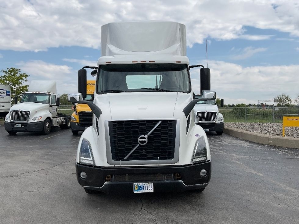 Day Cab Tractor-Heavy Duty Tractors-Volvo-2019-VNR64300-Middlefield-OH-484,108\n\t\tmiles-$ 31,250 - Image 2