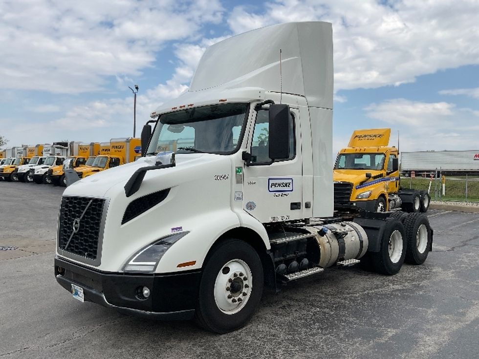 Day Cab Tractor-Heavy Duty Tractors-Volvo-2019-VNR64300-Middlefield-OH-484,108\n\t\tmiles-$ 31,250 - Image 3