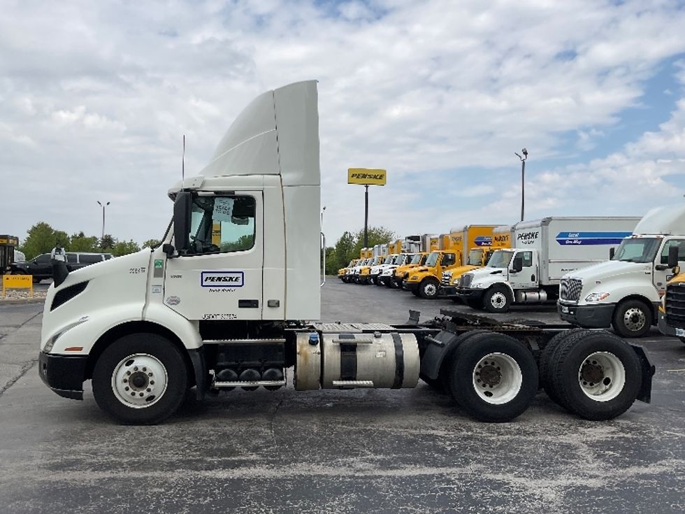 Day Cab Tractor-Heavy Duty Tractors-Volvo-2019-VNR64300-Middlefield-OH-484,108\n\t\tmiles-$ 31,250 - Image 4