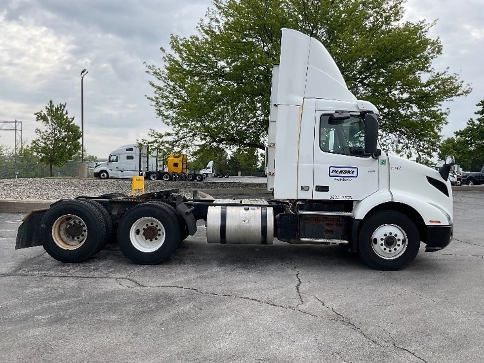 Day Cab Tractor-Heavy Duty Tractors-Volvo-2019-VNR64300-Middlefield-OH-484,108\n\t\tmiles-$ 31,250 - Image 8