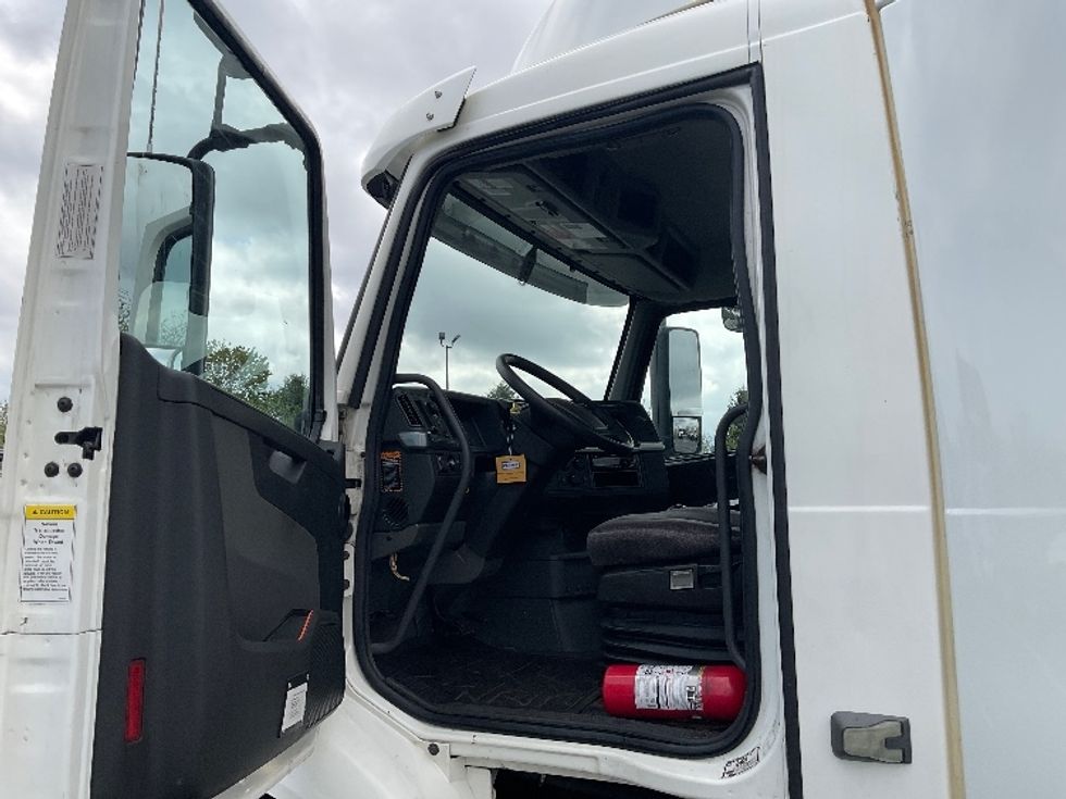 Day Cab Tractor-Heavy Duty Tractors-Volvo-2019-VNR64300-Middlefield-OH-484,108\n\t\tmiles-$ 31,250 - Image 9