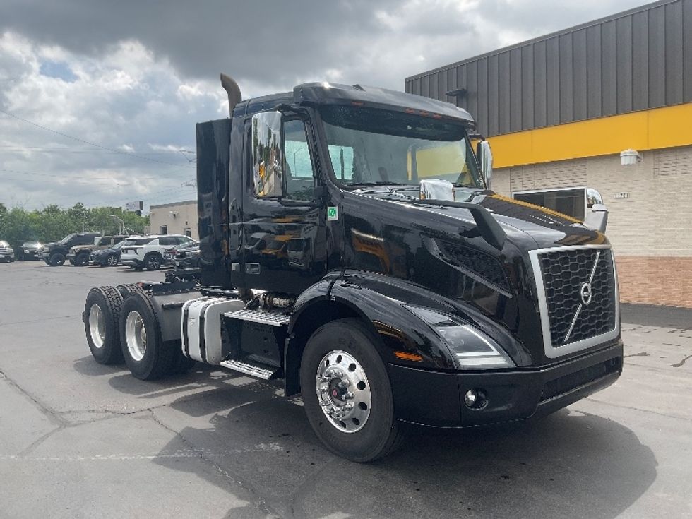 Day Cab Tractor-Heavy Duty Tractors-Volvo-2019-VNR64300-Milwaukee-WI-363,757\n\t\tmiles-$ 38,000 - Image 1