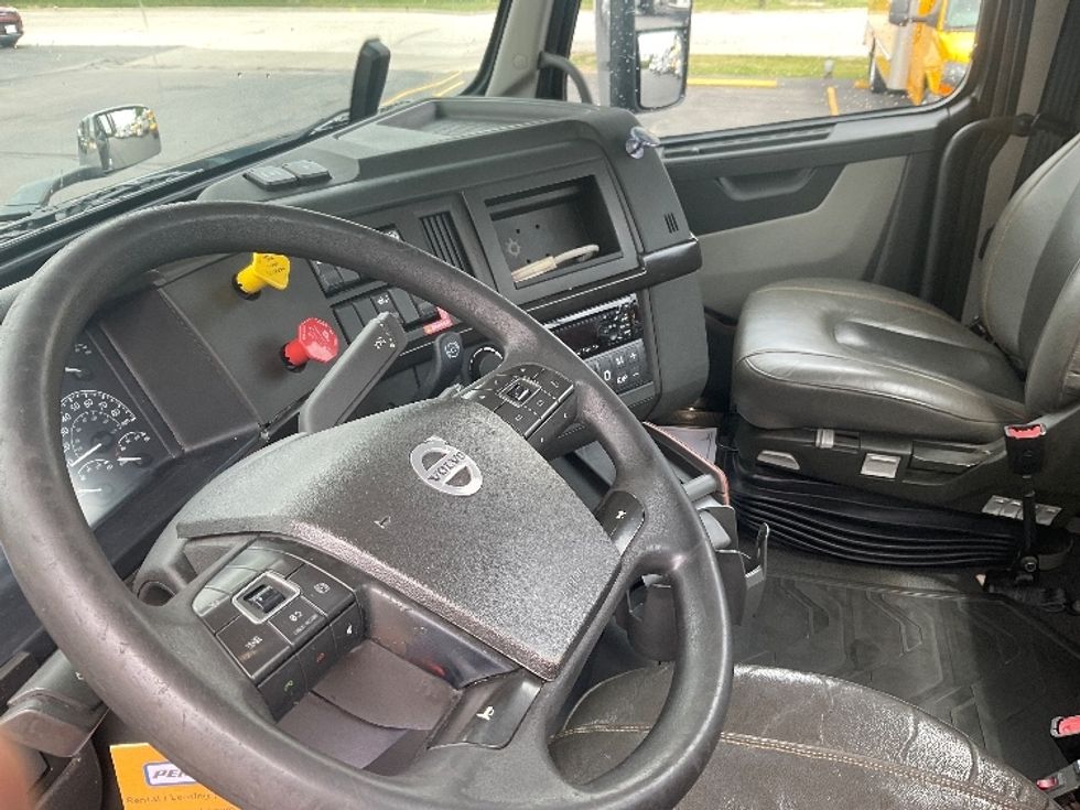 Day Cab Tractor-Heavy Duty Tractors-Volvo-2019-VNR64300-Milwaukee-WI-363,757\n\t\tmiles-$ 38,000 - Image 10