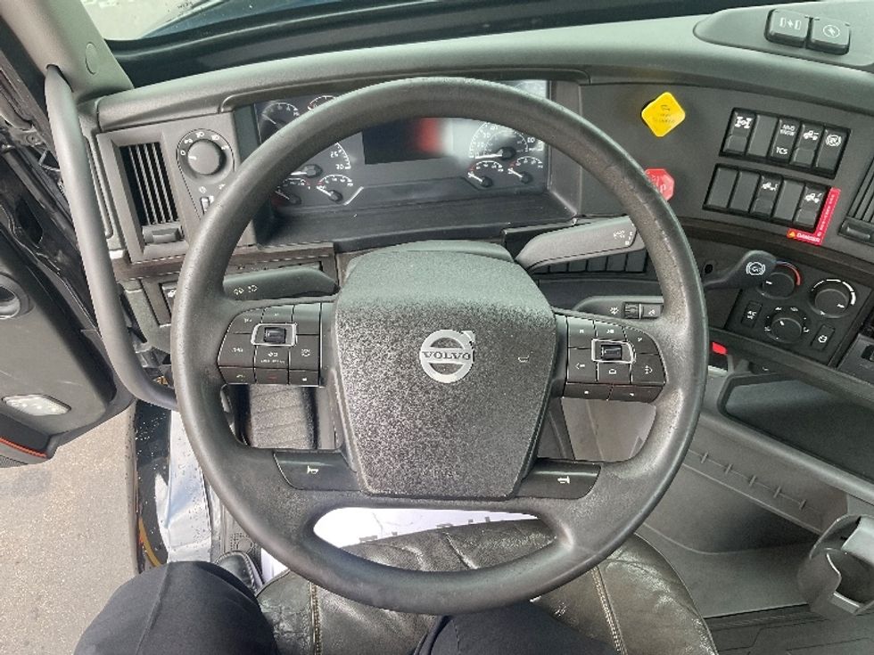 Day Cab Tractor-Heavy Duty Tractors-Volvo-2019-VNR64300-Milwaukee-WI-363,757\n\t\tmiles-$ 38,000 - Image 11