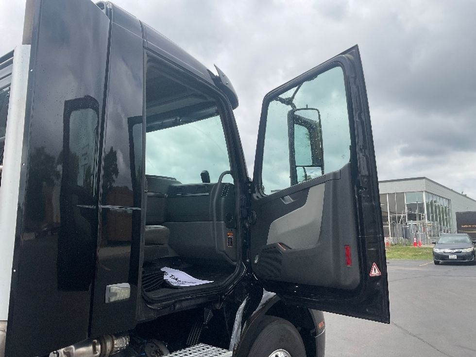 Day Cab Tractor-Heavy Duty Tractors-Volvo-2019-VNR64300-Milwaukee-WI-363,757\n\t\tmiles-$ 38,000 - Image 12