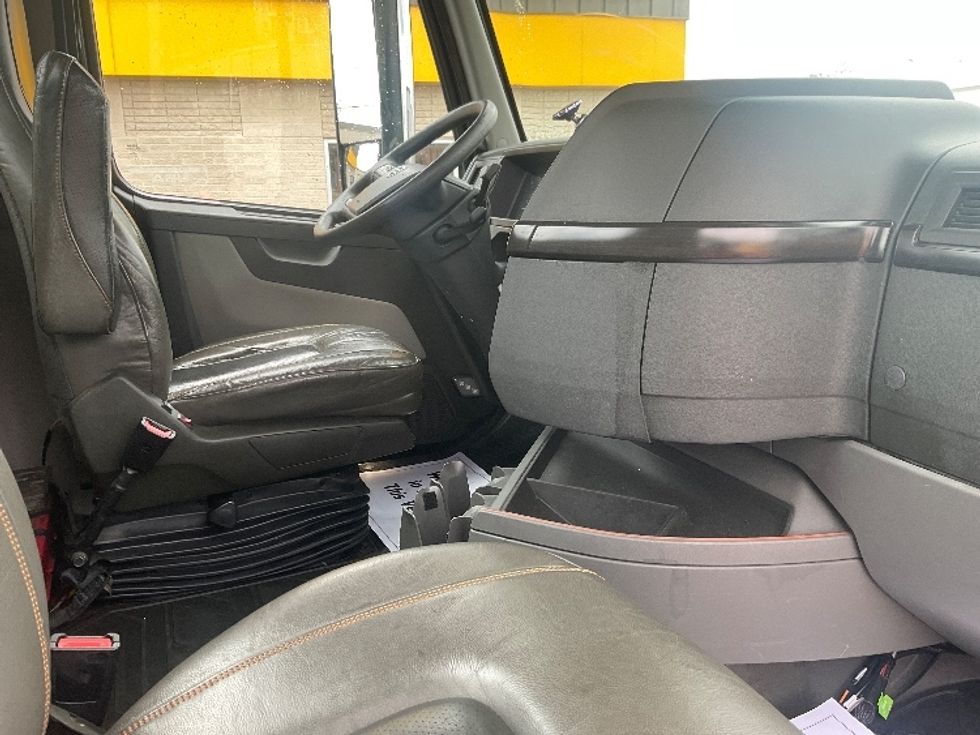 Day Cab Tractor-Heavy Duty Tractors-Volvo-2019-VNR64300-Milwaukee-WI-363,757\n\t\tmiles-$ 38,000 - Image 14