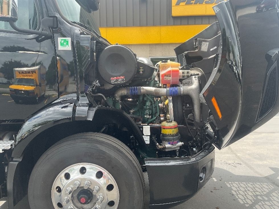 Day Cab Tractor-Heavy Duty Tractors-Volvo-2019-VNR64300-Milwaukee-WI-363,757\n\t\tmiles-$ 38,000 - Image 15