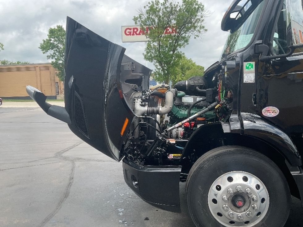 Day Cab Tractor-Heavy Duty Tractors-Volvo-2019-VNR64300-Milwaukee-WI-363,757\n\t\tmiles-$ 38,000 - Image 16