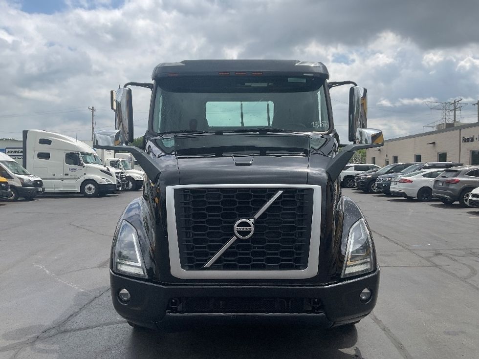 Day Cab Tractor-Heavy Duty Tractors-Volvo-2019-VNR64300-Milwaukee-WI-363,757\n\t\tmiles-$ 38,000 - Image 2