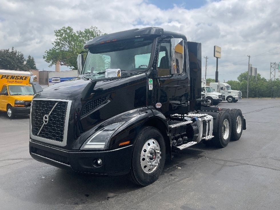 Day Cab Tractor-Heavy Duty Tractors-Volvo-2019-VNR64300-Milwaukee-WI-363,757\n\t\tmiles-$ 38,000 - Image 3