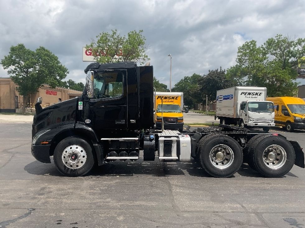 Day Cab Tractor-Heavy Duty Tractors-Volvo-2019-VNR64300-Milwaukee-WI-363,757\n\t\tmiles-$ 38,000 - Image 4