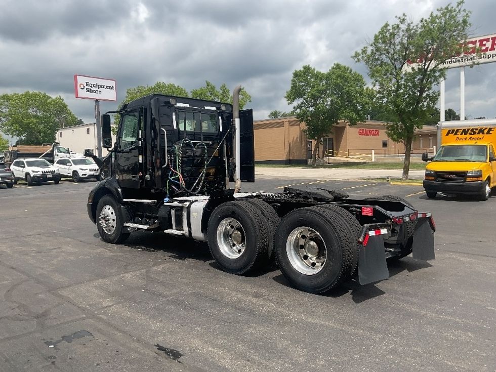 Day Cab Tractor-Heavy Duty Tractors-Volvo-2019-VNR64300-Milwaukee-WI-363,757\n\t\tmiles-$ 38,000 - Image 5