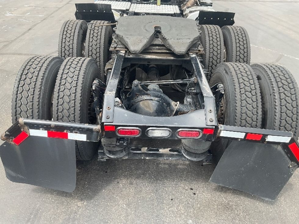 Day Cab Tractor-Heavy Duty Tractors-Volvo-2019-VNR64300-Milwaukee-WI-363,757\n\t\tmiles-$ 38,000 - Image 6