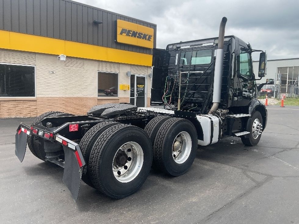 Day Cab Tractor-Heavy Duty Tractors-Volvo-2019-VNR64300-Milwaukee-WI-363,757\n\t\tmiles-$ 38,000 - Image 7