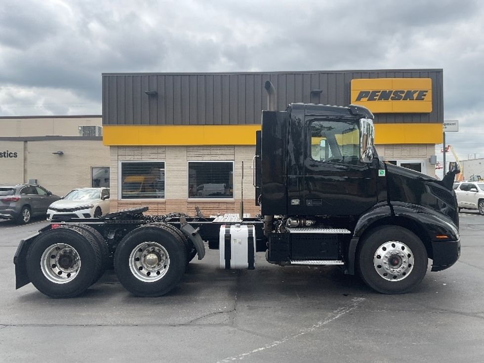 Day Cab Tractor-Heavy Duty Tractors-Volvo-2019-VNR64300-Milwaukee-WI-363,757\n\t\tmiles-$ 38,000 - Image 8