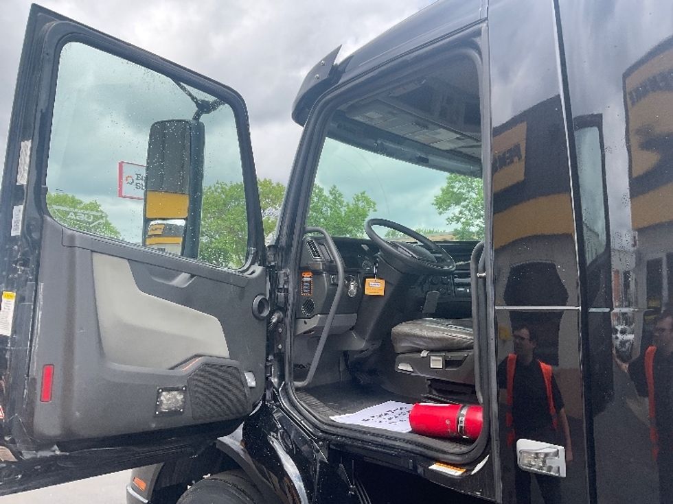 Day Cab Tractor-Heavy Duty Tractors-Volvo-2019-VNR64300-Milwaukee-WI-363,757\n\t\tmiles-$ 38,000 - Image 9