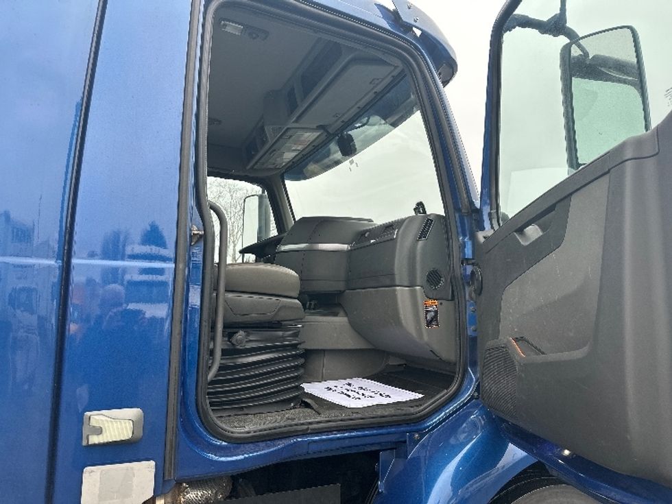 Day Cab Tractor-Heavy Duty Tractors-Volvo-2019-VNR64300-New Castle-DE-455,864\n\t\tmiles-$ 28,500 - Image 12