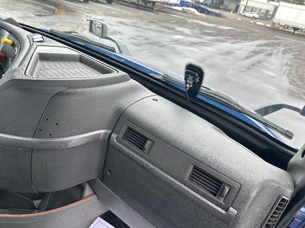 Day Cab Tractor-Heavy Duty Tractors-Volvo-2019-VNR64300-New Castle-DE-455,864\n\t\tmiles-$ 28,500 - Image 13