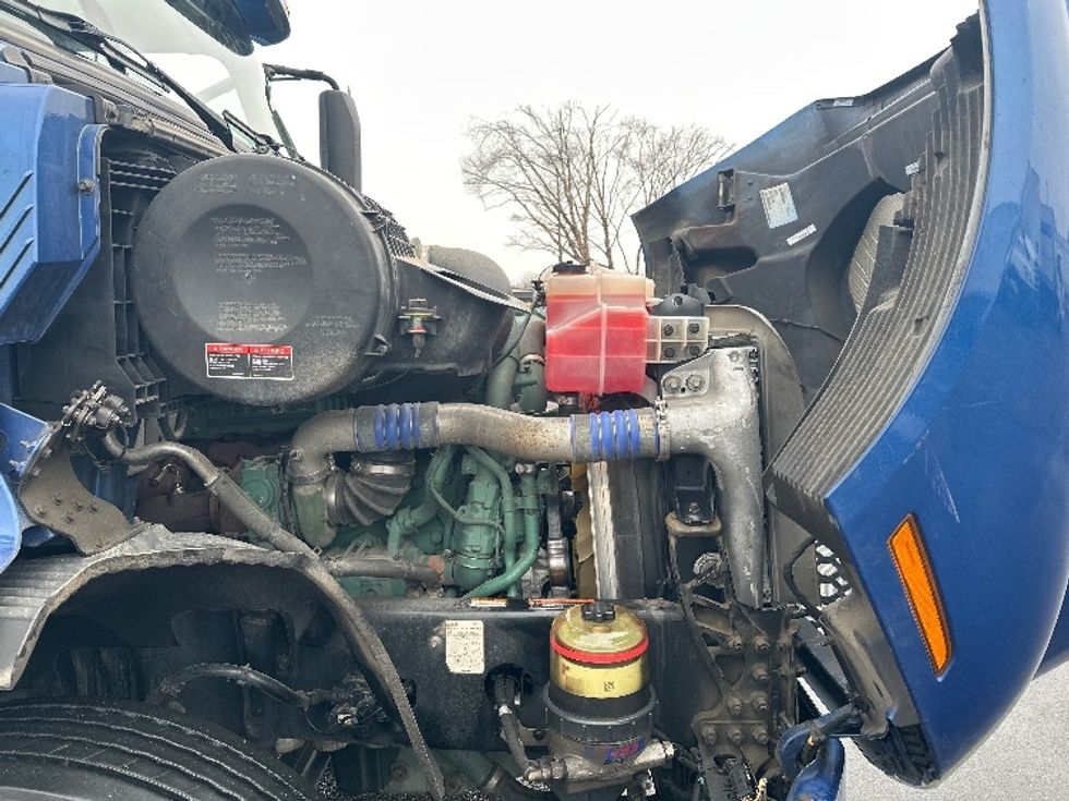 Day Cab Tractor-Heavy Duty Tractors-Volvo-2019-VNR64300-New Castle-DE-455,864\n\t\tmiles-$ 28,500 - Image 15