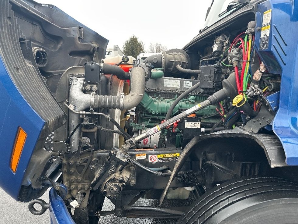Day Cab Tractor-Heavy Duty Tractors-Volvo-2019-VNR64300-New Castle-DE-455,864\n\t\tmiles-$ 28,500 - Image 16