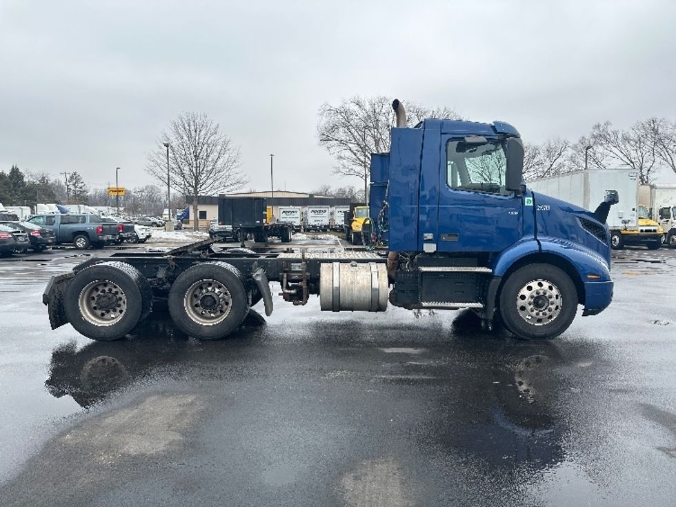 Day Cab Tractor-Heavy Duty Tractors-Volvo-2019-VNR64300-New Castle-DE-455,864\n\t\tmiles-$ 28,500 - Image 8