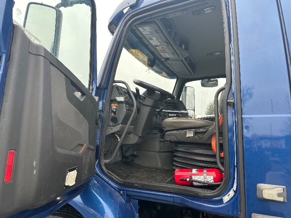 Day Cab Tractor-Heavy Duty Tractors-Volvo-2019-VNR64300-New Castle-DE-455,864\n\t\tmiles-$ 28,500 - Image 9