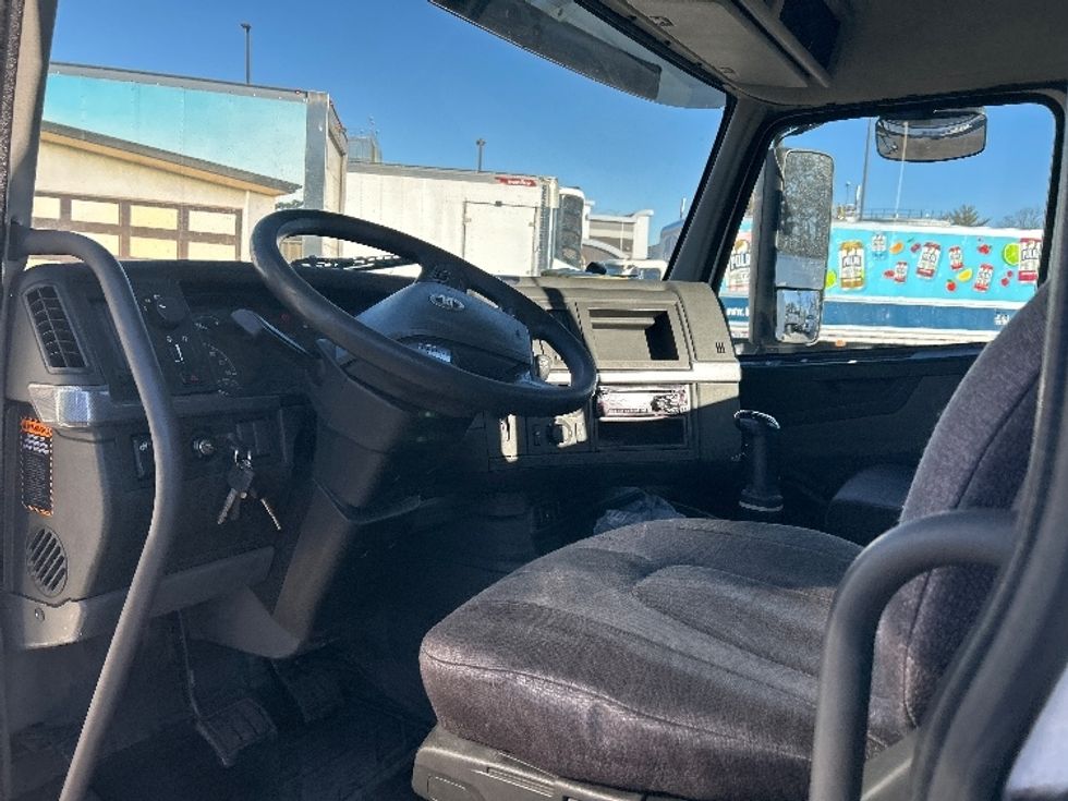 Day Cab Tractor-Heavy Duty Tractors-Volvo-2019-VNR64300-Norton-MA-185,303\n\t\tmiles-$ 35,500 - Image 10