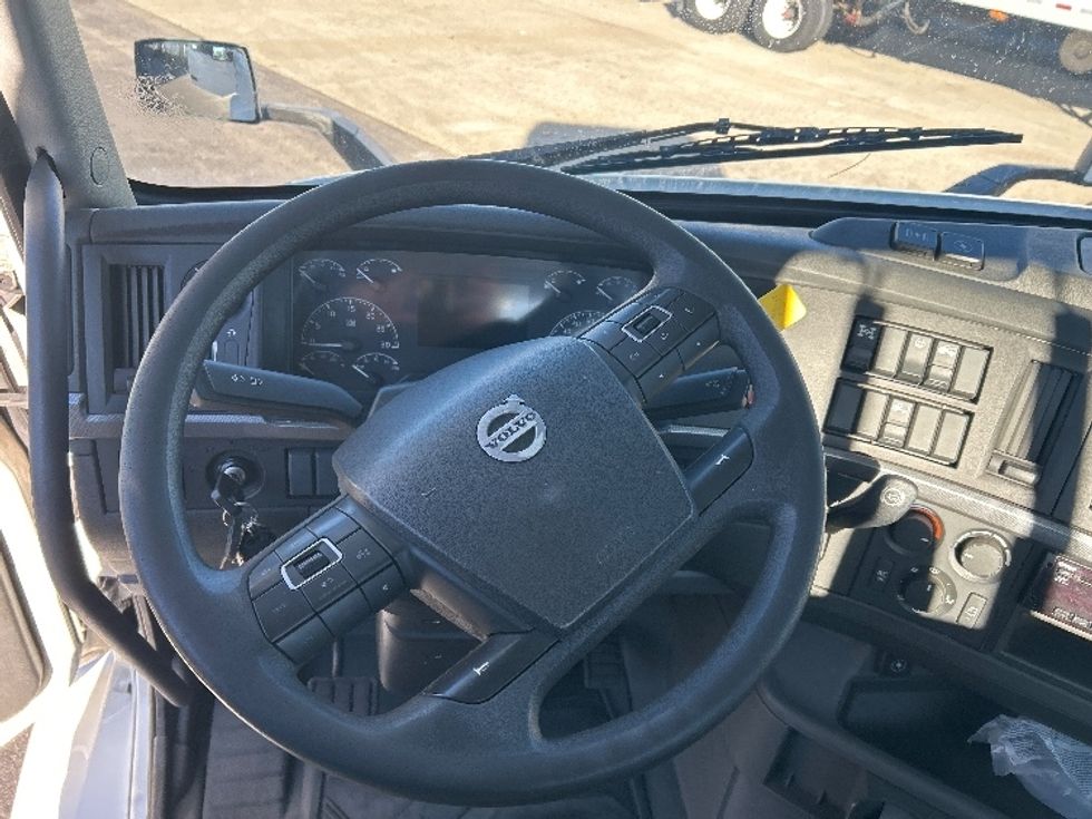 Day Cab Tractor-Heavy Duty Tractors-Volvo-2019-VNR64300-Norton-MA-185,303\n\t\tmiles-$ 35,500 - Image 11