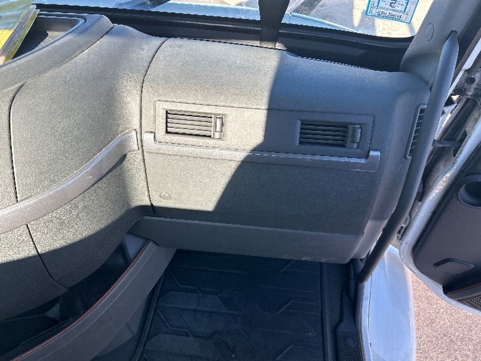 Day Cab Tractor-Heavy Duty Tractors-Volvo-2019-VNR64300-Norton-MA-185,303\n\t\tmiles-$ 35,500 - Image 13