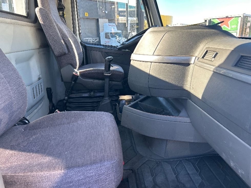 Day Cab Tractor-Heavy Duty Tractors-Volvo-2019-VNR64300-Norton-MA-185,303\n\t\tmiles-$ 35,500 - Image 14