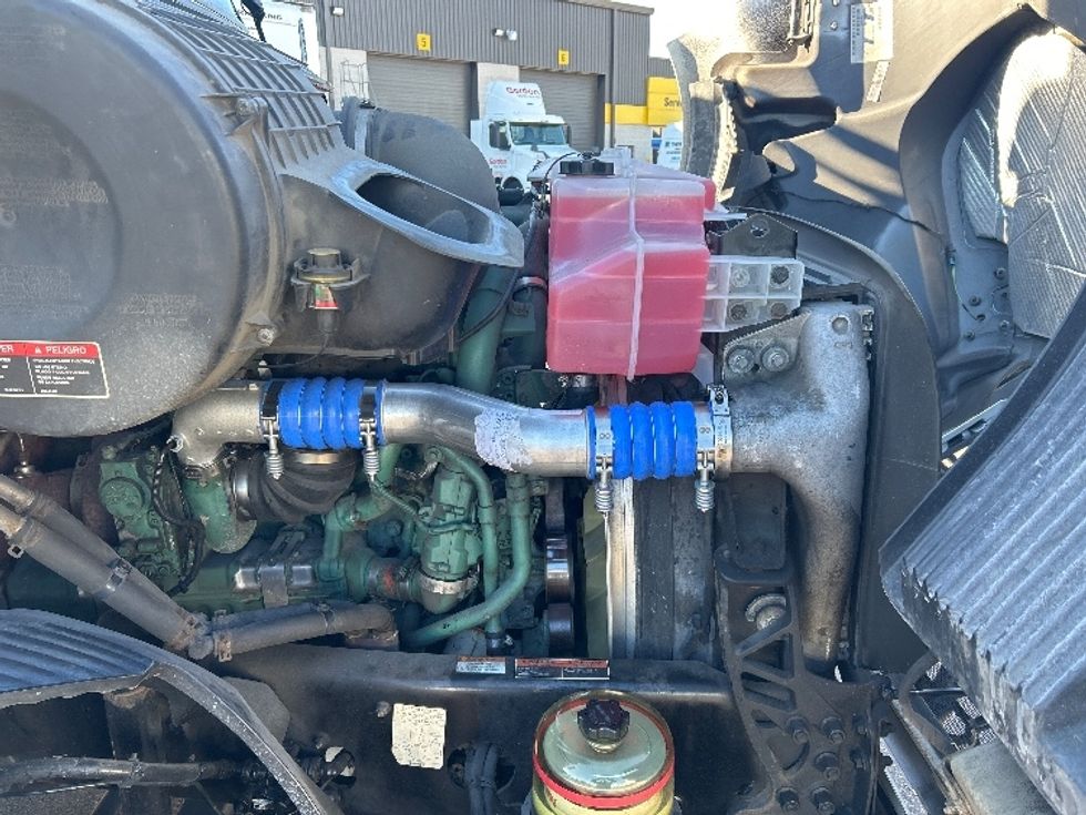 Day Cab Tractor-Heavy Duty Tractors-Volvo-2019-VNR64300-Norton-MA-185,303\n\t\tmiles-$ 35,500 - Image 15