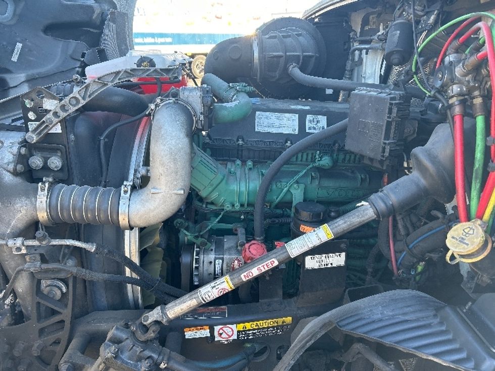 Day Cab Tractor-Heavy Duty Tractors-Volvo-2019-VNR64300-Norton-MA-185,303\n\t\tmiles-$ 35,500 - Image 16