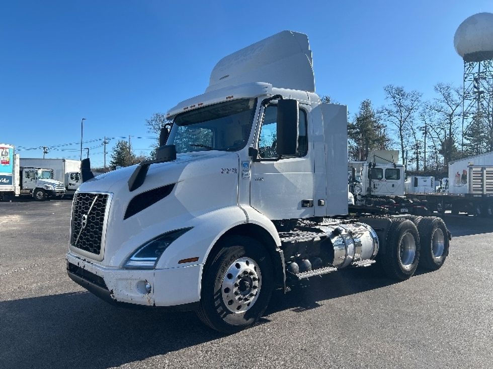 Day Cab Tractor-Heavy Duty Tractors-Volvo-2019-VNR64300-Norton-MA-185,303\n\t\tmiles-$ 35,500 - Image 3