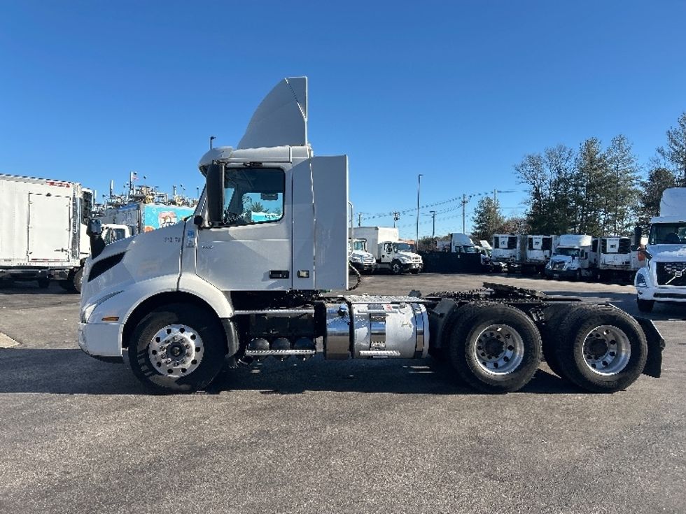 Day Cab Tractor-Heavy Duty Tractors-Volvo-2019-VNR64300-Norton-MA-185,303\n\t\tmiles-$ 35,500 - Image 4