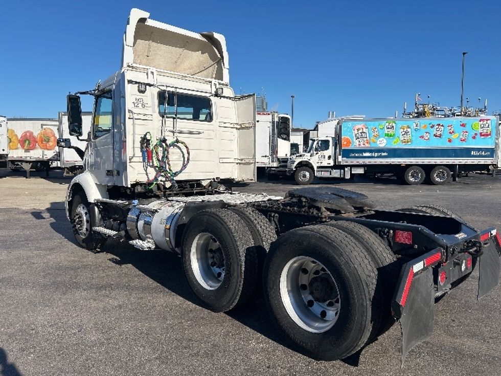 Day Cab Tractor-Heavy Duty Tractors-Volvo-2019-VNR64300-Norton-MA-185,303\n\t\tmiles-$ 35,500 - Image 5
