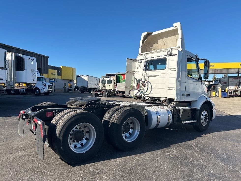 Day Cab Tractor-Heavy Duty Tractors-Volvo-2019-VNR64300-Norton-MA-185,303\n\t\tmiles-$ 35,500 - Image 7