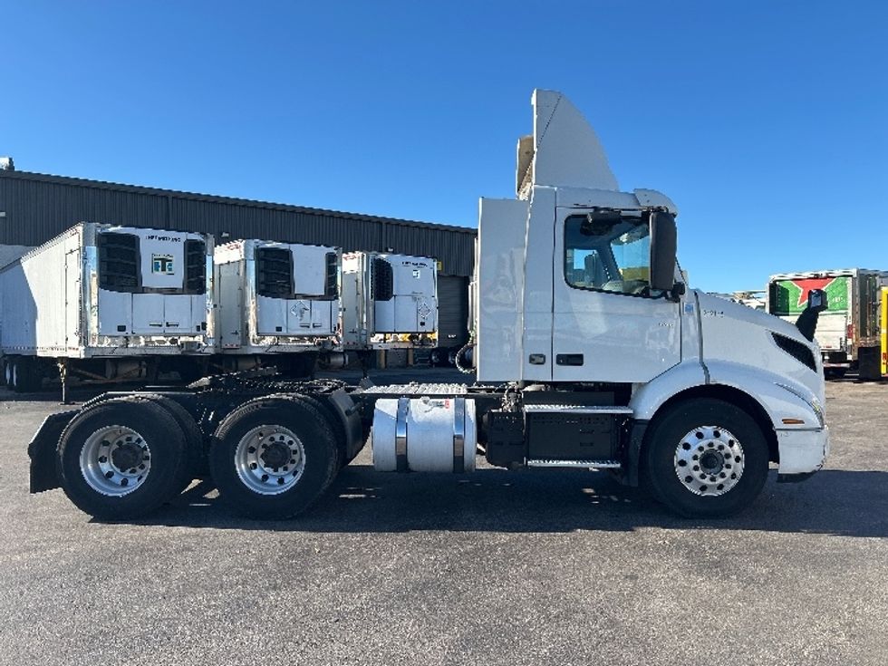 Day Cab Tractor-Heavy Duty Tractors-Volvo-2019-VNR64300-Norton-MA-185,303\n\t\tmiles-$ 35,500 - Image 8