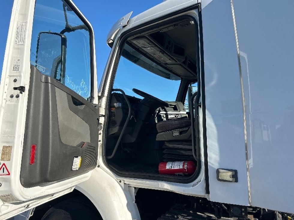 Day Cab Tractor-Heavy Duty Tractors-Volvo-2019-VNR64300-Norton-MA-185,303\n\t\tmiles-$ 35,500 - Image 9